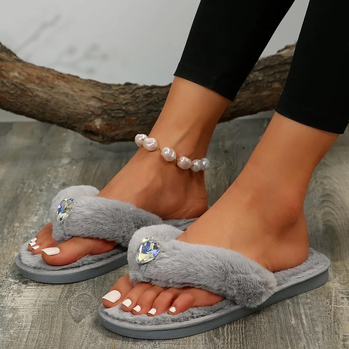 Bling Fuzzy slippers Cute Heart Shaped Rhinestone Women's Fluffy flip-flops for Indoor and Outdoor