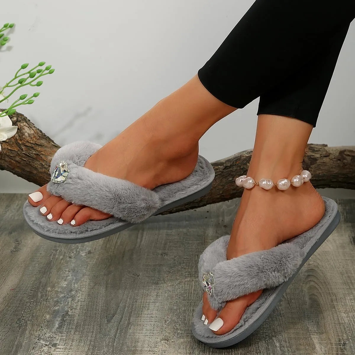 Bling Fuzzy slippers Cute Heart Shaped Rhinestone Women's Fluffy flip-flops for Indoor and Outdoor