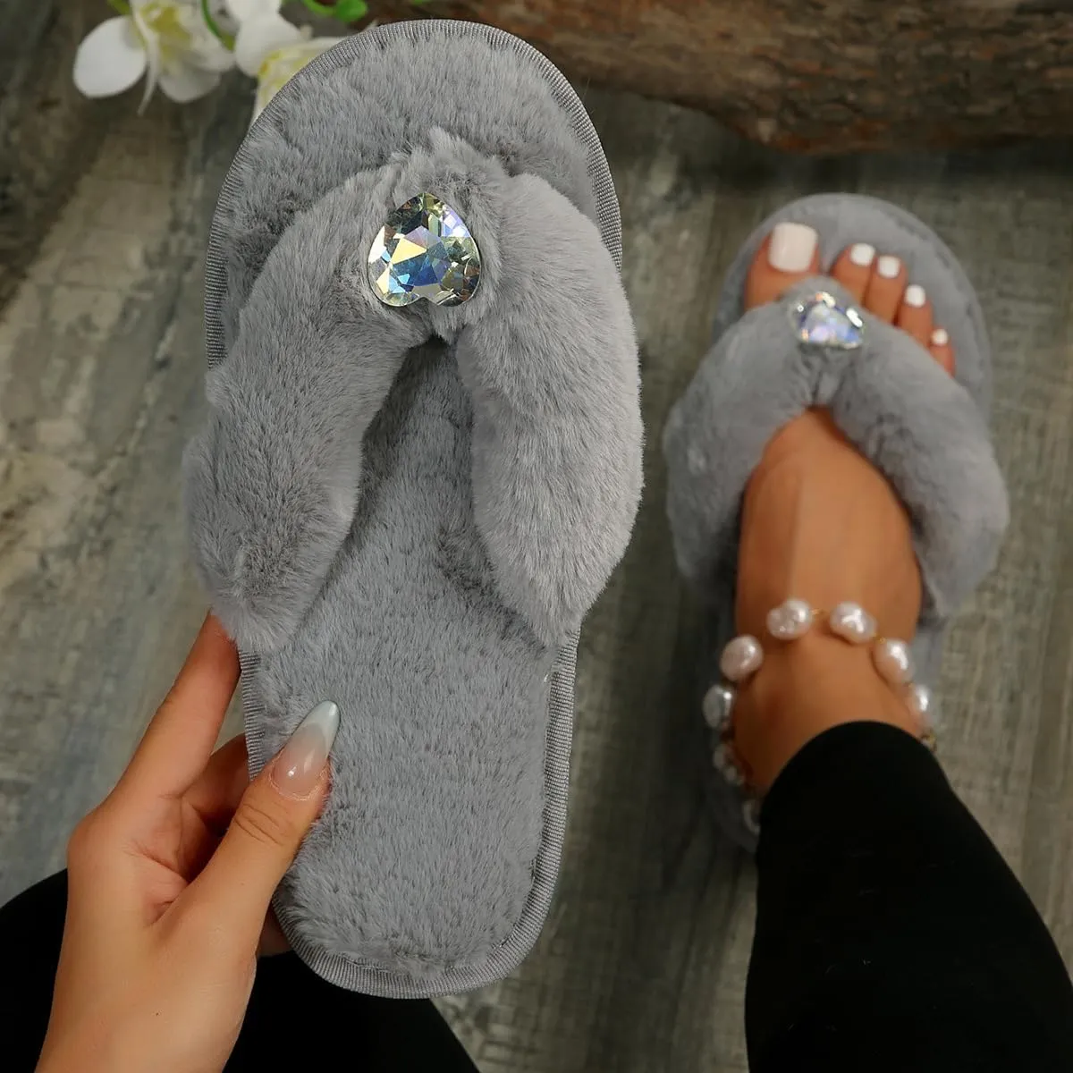 Bling Fuzzy slippers Cute Heart Shaped Rhinestone Women's Fluffy flip-flops for Indoor and Outdoor